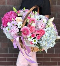 Цветочная композиция из Розы, Хризантемы, Пионы и Лизиантусы в корзине в Долгое
