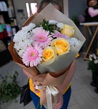 Букет цветов из:  Герберы, Розы и Хризантемы в Долгое