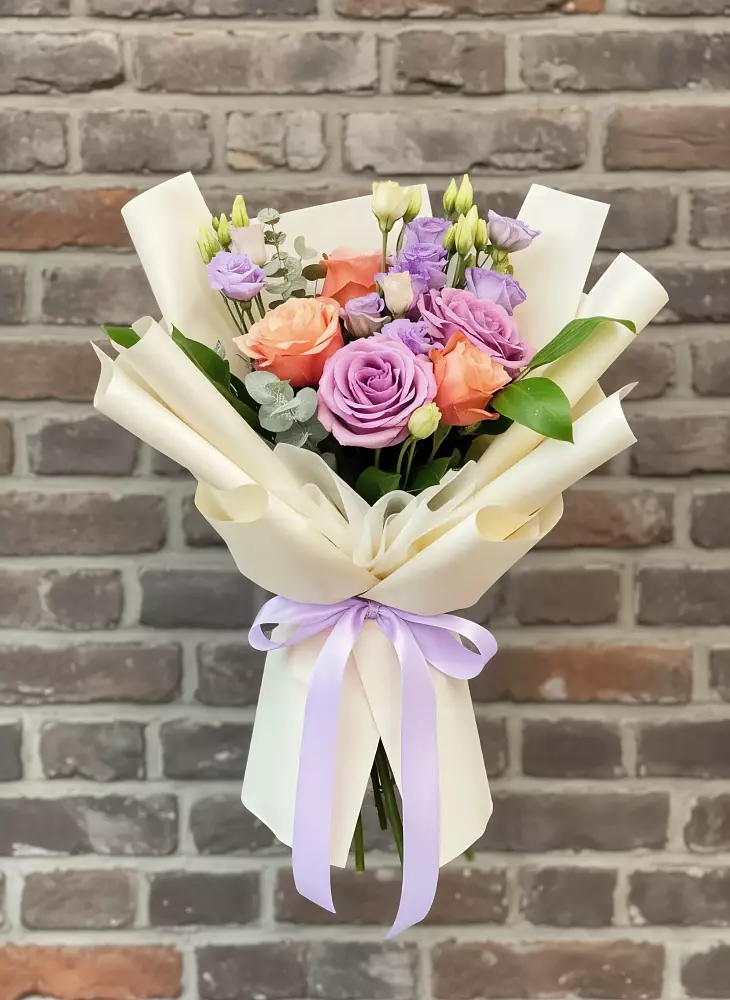 Букет цветов из: Лизиантусы и Розы в Долгое