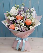 Букет цветов из:  Лизиантусы, Розы, Альстромерии и Гипсофила в Долгое