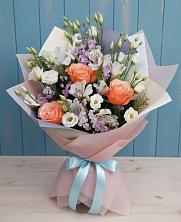 Букет цветов из:  Лизиантусы, Розы, Альстромерии и Гипсофила в Долгое