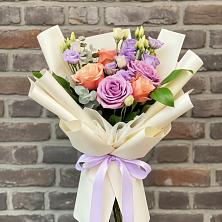 Букет цветов из:  Лизиантусы и Розы в Долгое