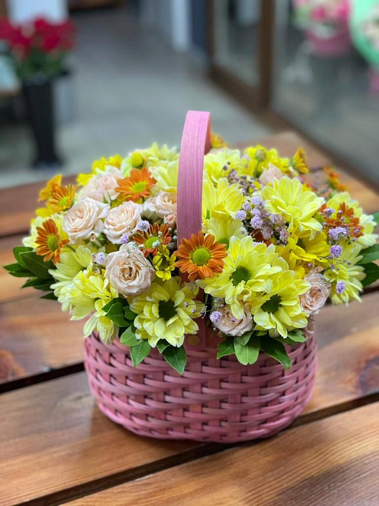 Цветочная композиция из Хризантемы и Розы в корзине в Долгое