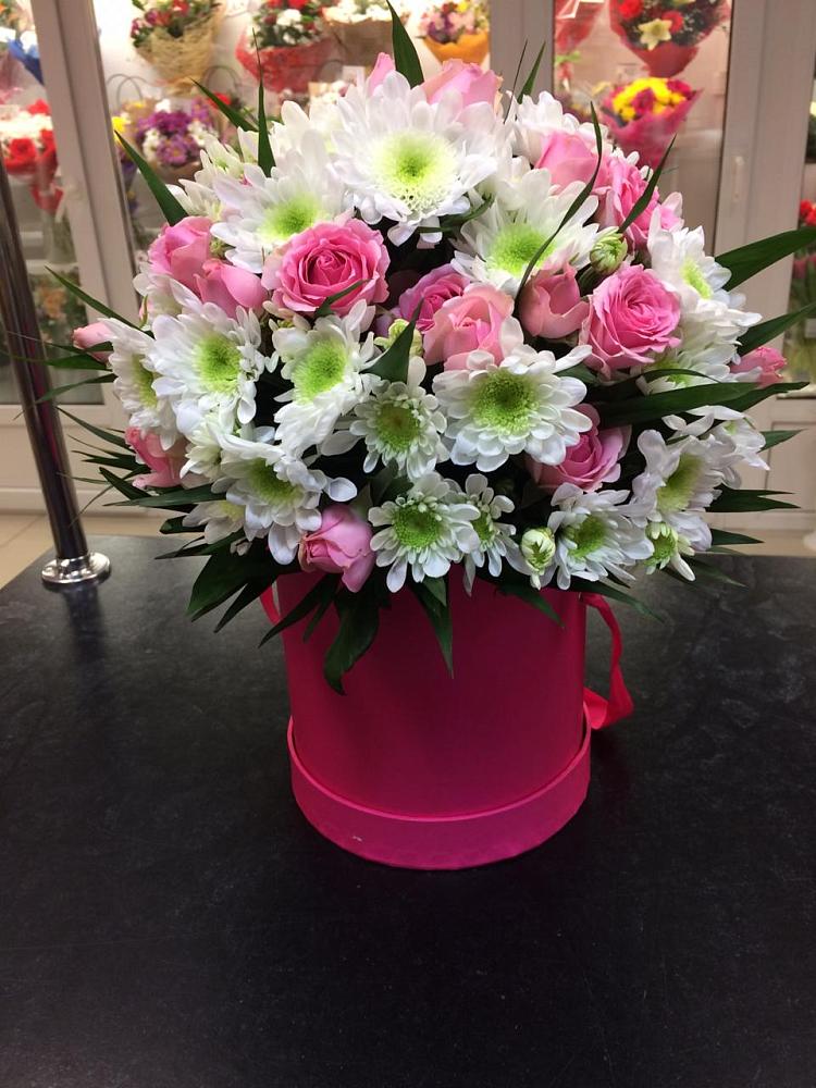 Цветочная композиция из Розы и Хризантемы в шляпной коробке в Долгое