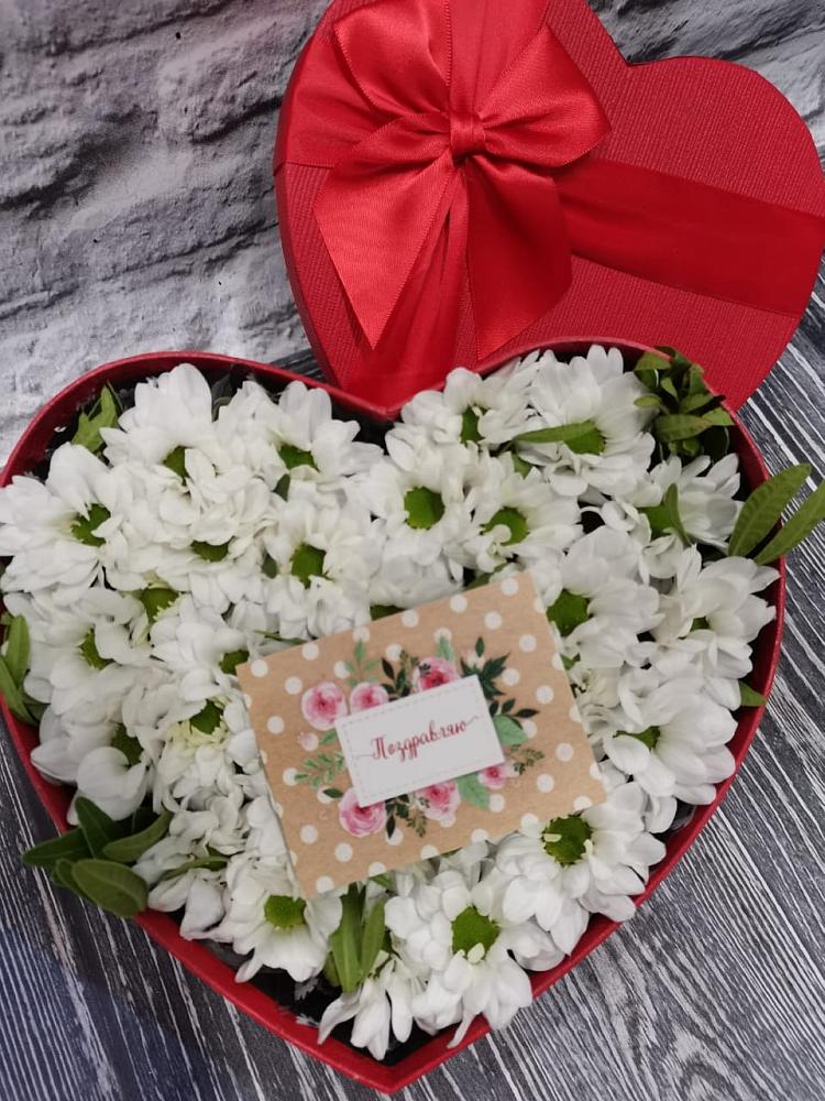 Цветочная композиция из Хризантемы в виде сердца в Долгое