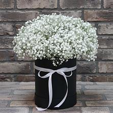 Цветочная композиция из Гипсофила в шляпной коробке в Долгое