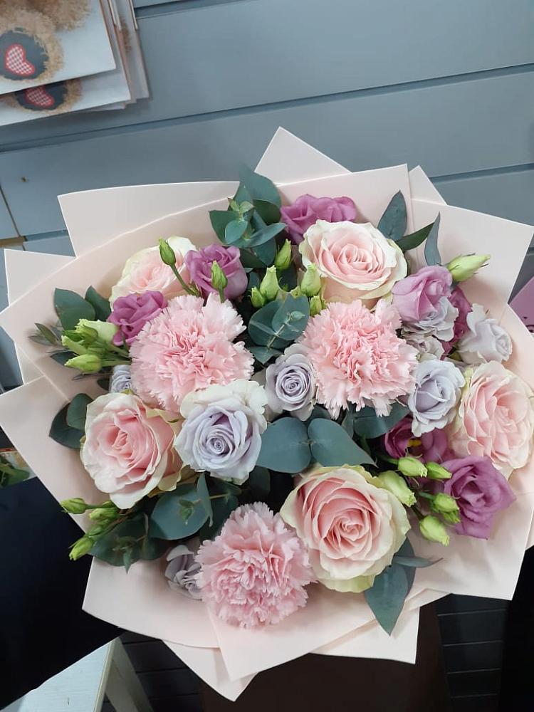 Букет цветов из: Розы, Гвоздики и Лизиантусы в Долгое