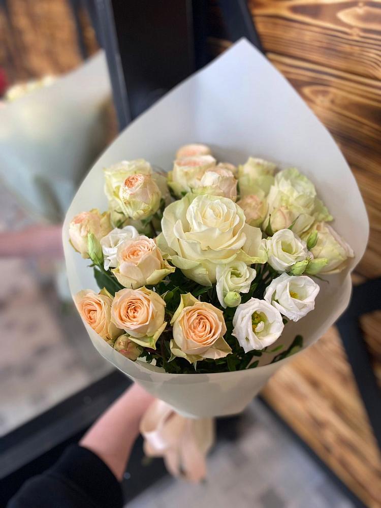 Букет цветов из: Розы и Лизиантусы в Долгое